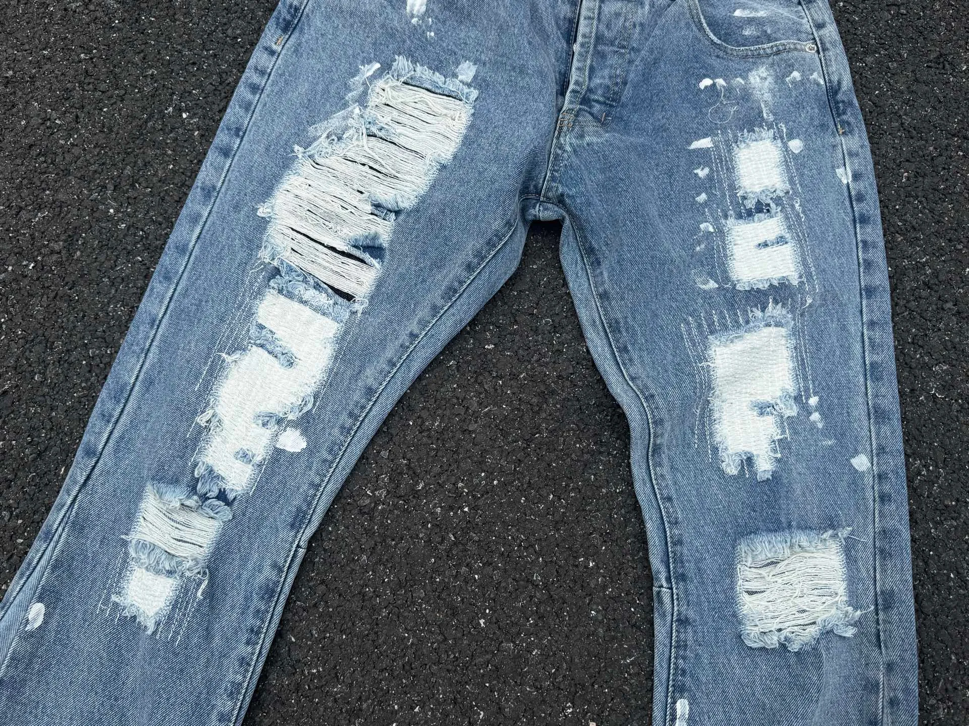 P250💰G70 GALLERY DEPT. Denim bell-bottoms with holes and random threads connected to washed and distressed spliced ​​jeans. GALLERY is attracted by these bell-bottoms. Whether it is a reset of Carhartt or Levis, it has created a strong brand style. Since these pants are modified from rare vintage, the production capacity is limited. Therefore, after many icons wore them, these pants were once hard to find. Later, perhaps due to the improvement of GD's business in the past two years and the expansion of production lines, the brand itself lowered the price, so I can't wait any longer for these pants this year and will definitely buy them. During the process of the denim washing plant, the owner of the washing plant helped introduce a boss who had worked for Levi's foundry and started his own business. This also paved the way for the following styles. Therefore, Levi's remodeled single product for the base plate is really familiar. Whether it is the fabrics supplied or the lathes used in production, there is nothing to choose from. -Color: blue -Size: S-XXL (corresponding to 28-36)